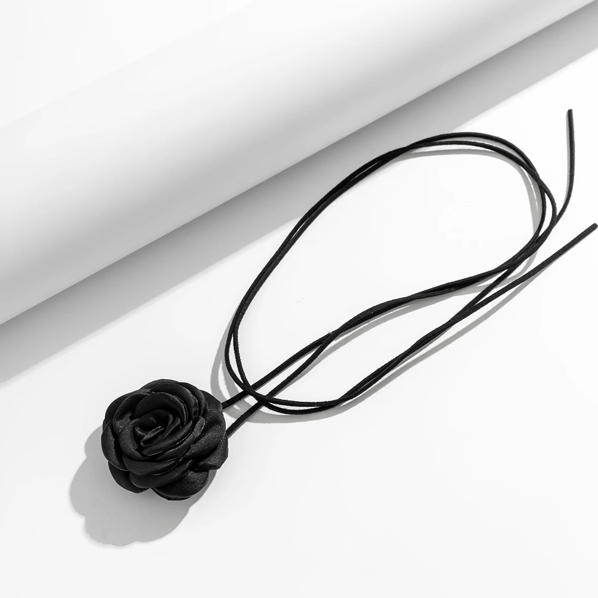Elegante Halskette mit Anhänger Große schwarze Rosenblüte 1