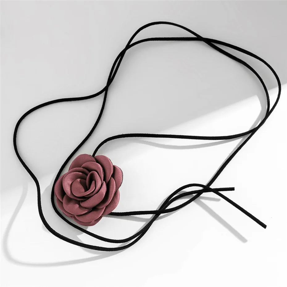 Elegante Halskette mit Anhänger Große lila Rosenblüte