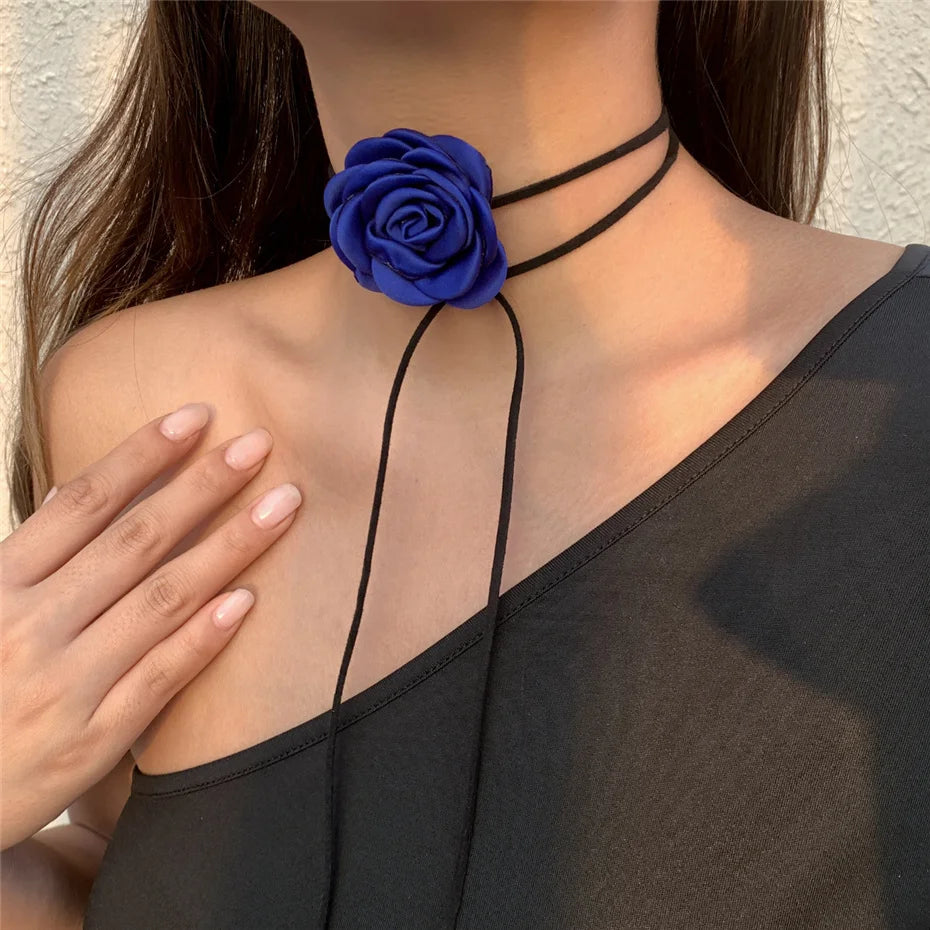 Elegante Halskette mit Anhänger Große blaue Rosenblüte 1