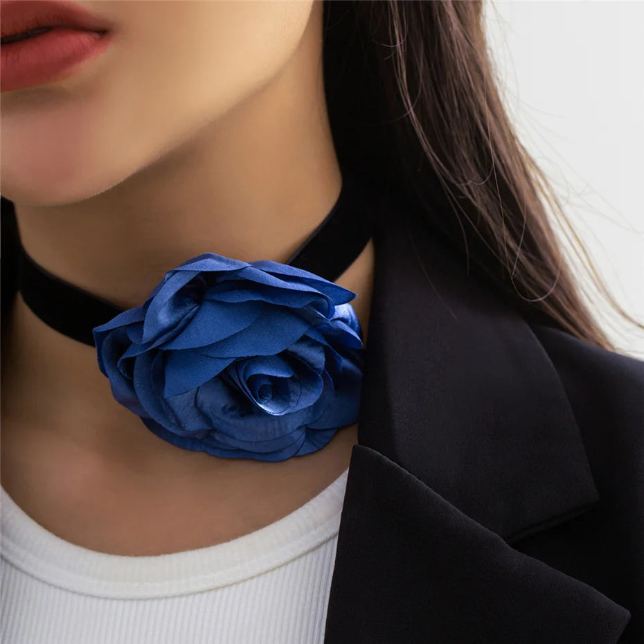 Elegante Halskette mit Anhänger Große blaue Rosenblüte 2