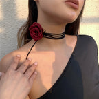 Elegante Halskette mit Anhänger Große bordeauxrote Rosenblüte