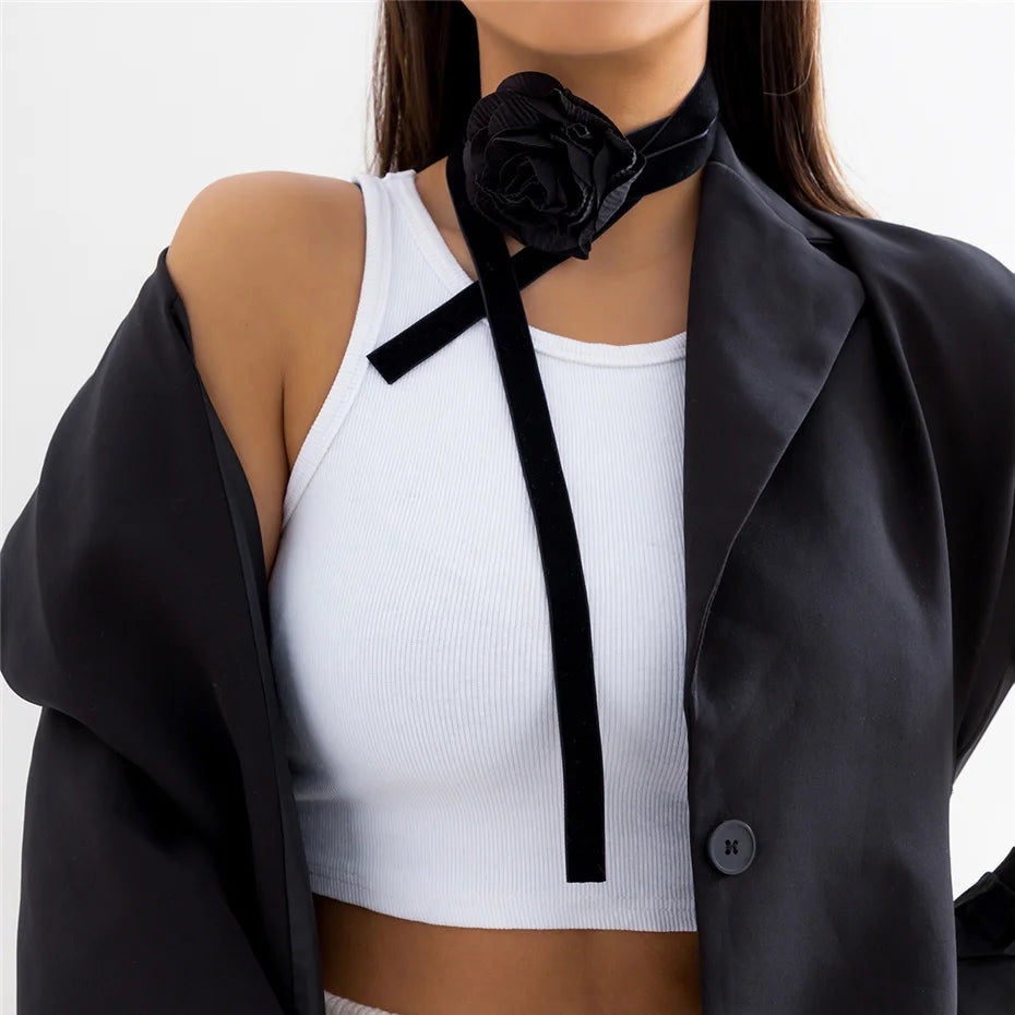 Elegante Halskette mit Anhänger Große schwarze Rosenblüte 2