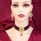 Perlen-Choker mit Anhänger und roten arabischen hängenden Ohrringen