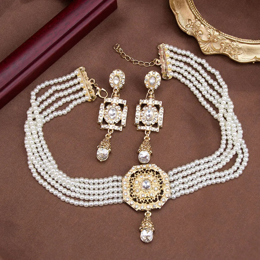 Perlen-Choker mit Anhänger und weißen arabischen hängenden Ohrringen