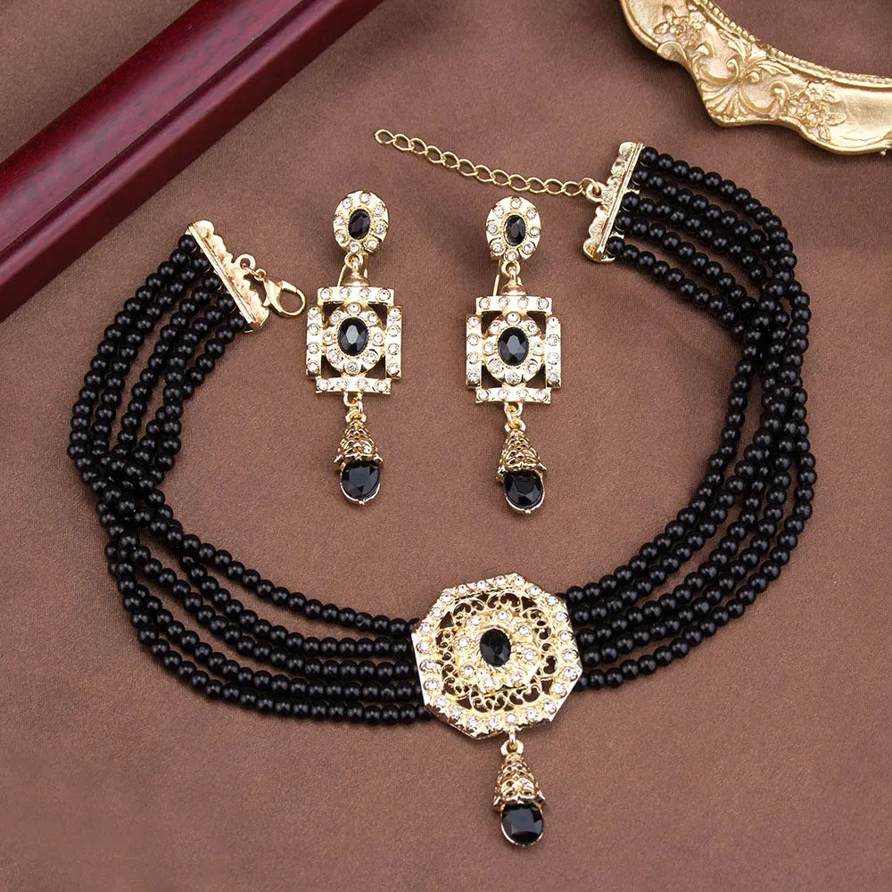Perlen-Choker mit Anhänger und schwarzen arabischen hängenden Ohrringen