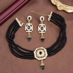 Perlen-Choker mit Anhänger und schwarzen arabischen hängenden Ohrringen