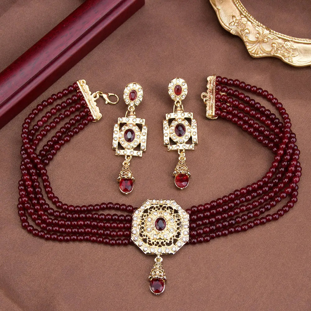 Perlen-Choker mit Anhänger und roten arabischen hängenden Ohrringen