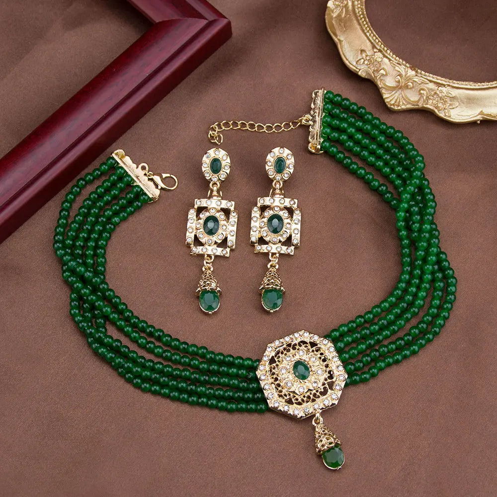 Perlen-Choker mit Anhänger und grünen arabischen hängenden Ohrringen