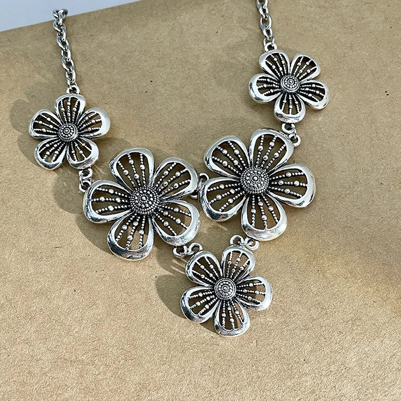 Halskette mit Anhänger in Form großer 5-blättriger Blumen