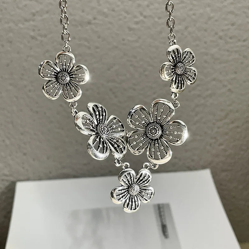 Halskette mit Anhänger in Form großer 5-blättriger Blumen