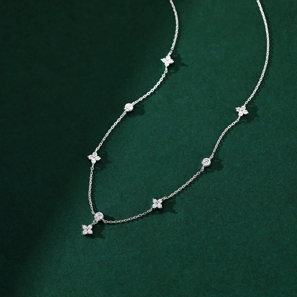 Choker Halskette mit Blumenanhänger aus Zirkon in Silber