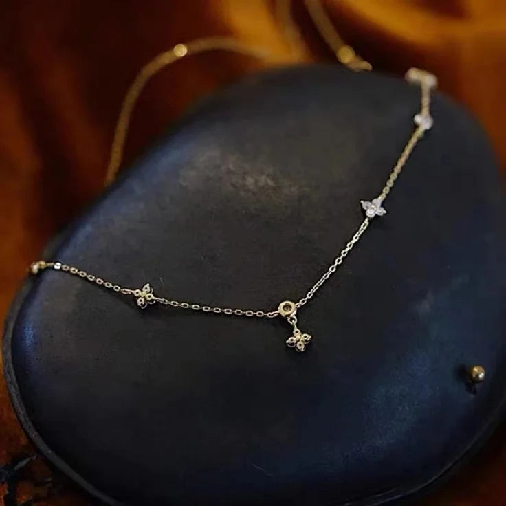 Choker Halskette mit Blumenanhänger aus Zirkon in Silber