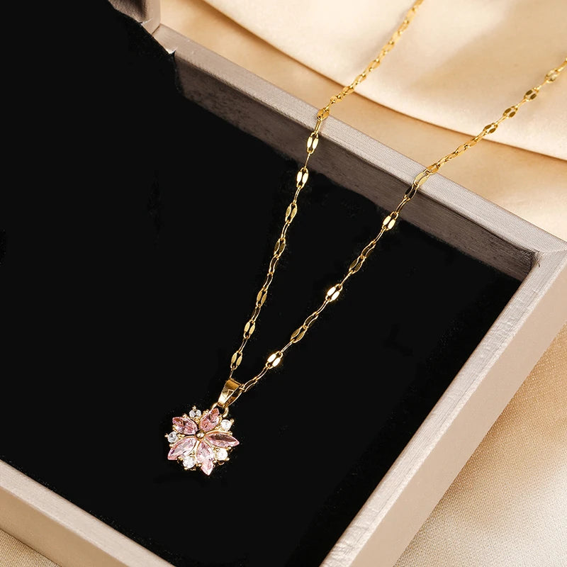 Romantische Halskette mit Rosenblütenanhänger und Zirkon