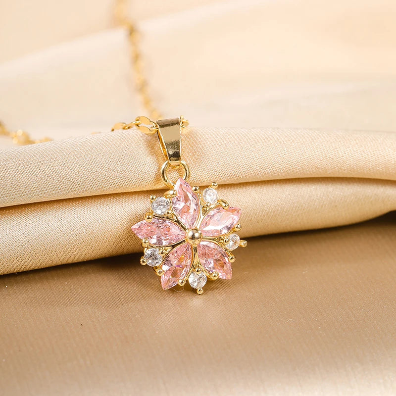 Romantische Halskette mit Rosenblütenanhänger und Zirkon