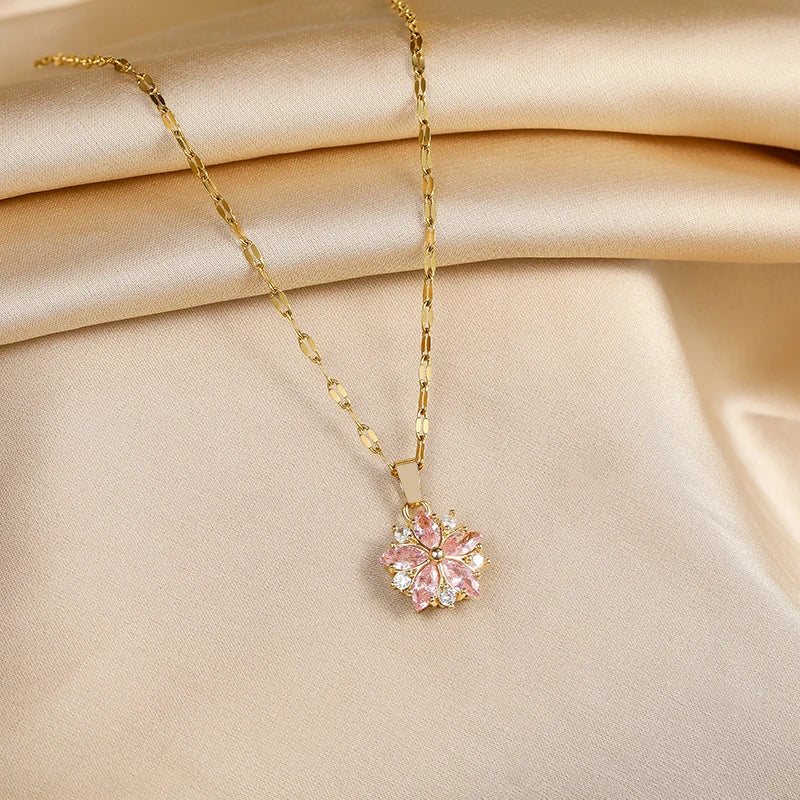 Romantische Halskette mit Rosenblütenanhänger und Zirkon