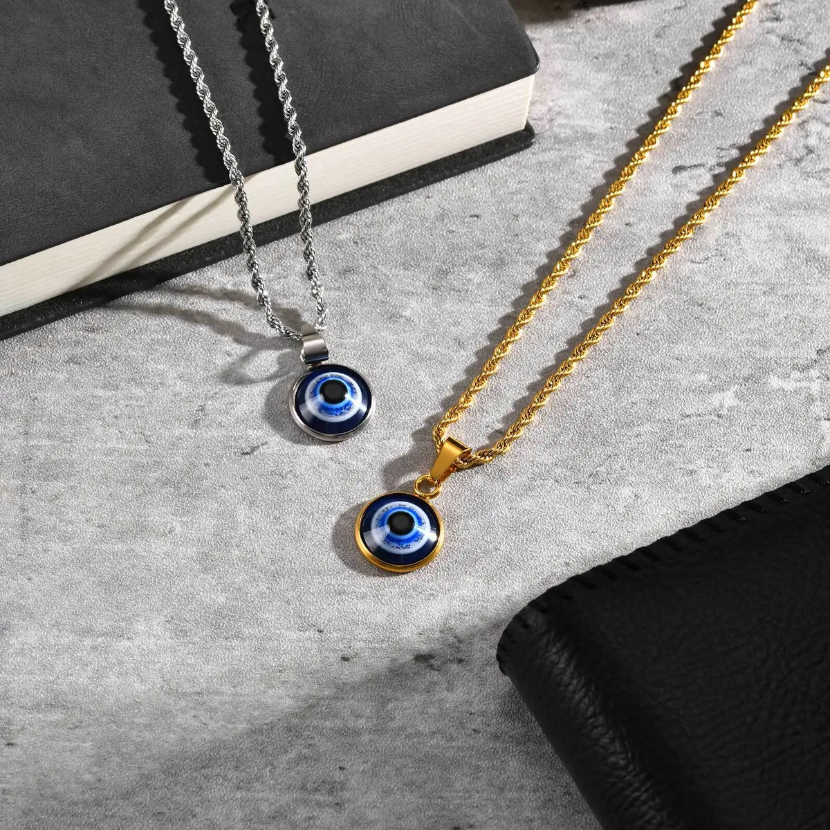 Collana ritorta con discreto pendente occhio blu oro