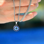 Collana ritorta con discreto pendente occhio blu argento