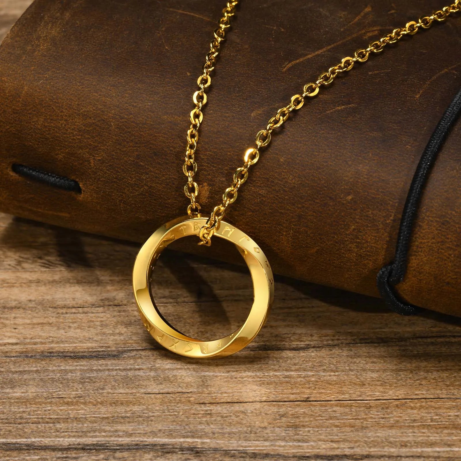 Wikingerkette mit rundem Runenanhänger aus Gold
