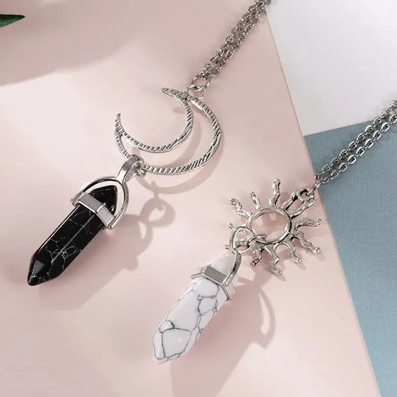 Halsketten mit Anhängern Halbmond und Sonne