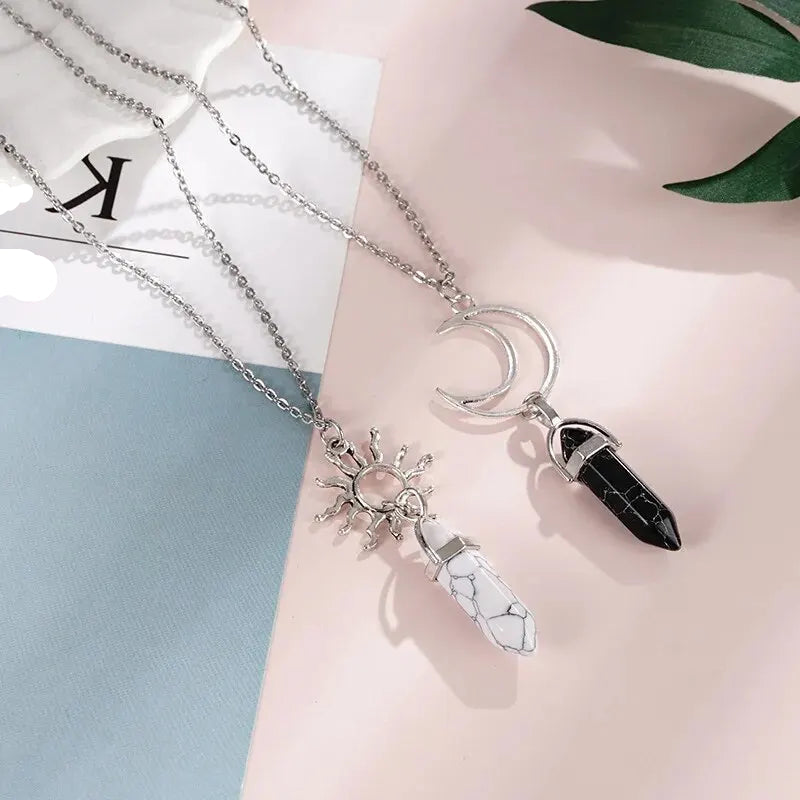 Halsketten mit Anhängern Halbmond und Sonne