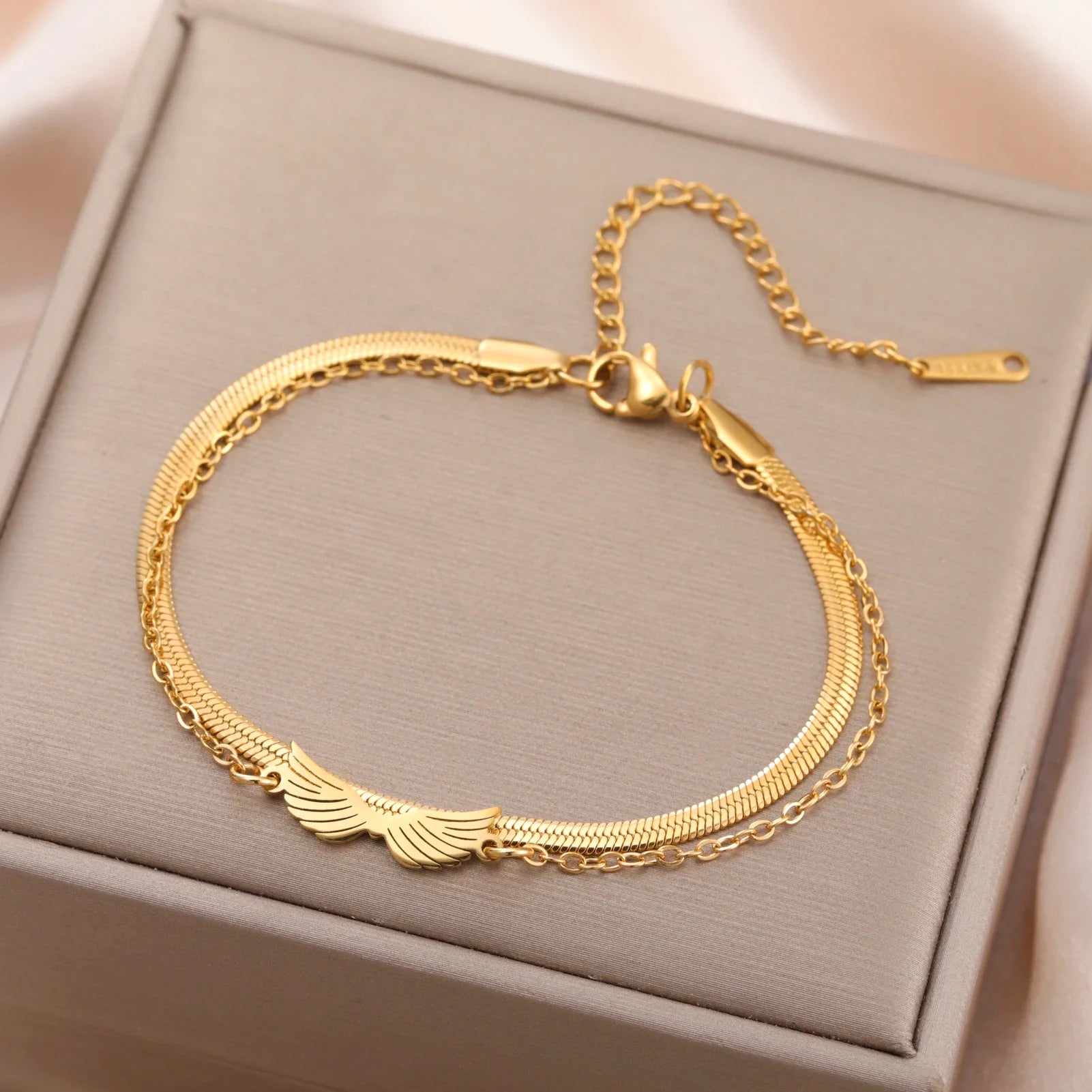 Doppelarmband mit goldenen Engelsflügeln