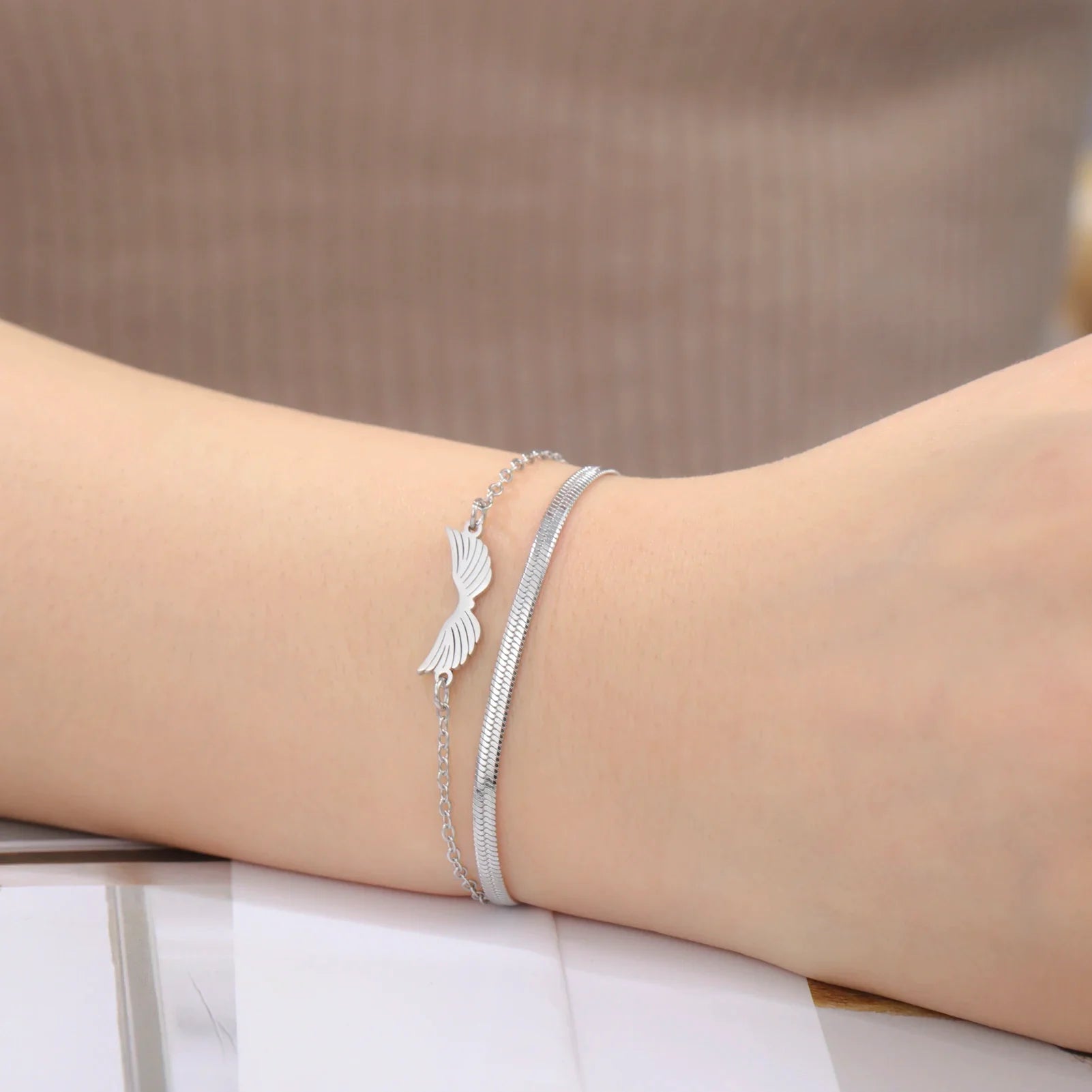 Doppelarmband mit silbernen Engelsflügeln