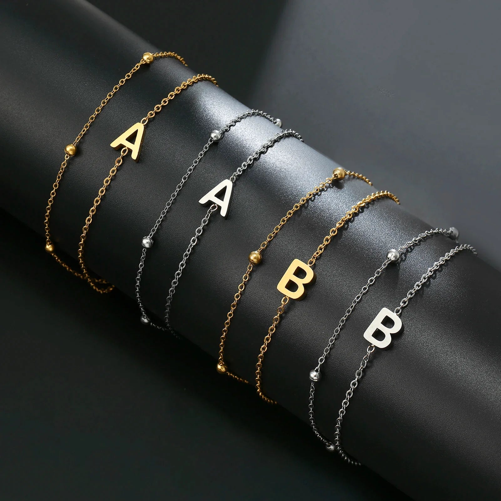 Armband mit doppelter Initiale in Gold und Silber