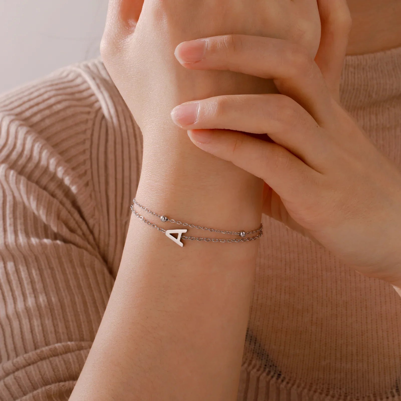 Armband mit doppelter Initiale in Gold und Silber 