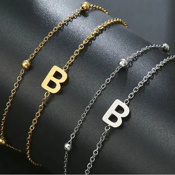 Armband mit doppelter Initiale in Gold und Silber  b