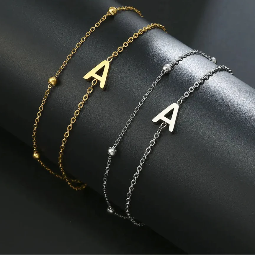 Armband mit doppelter Initiale in Gold und Silber a