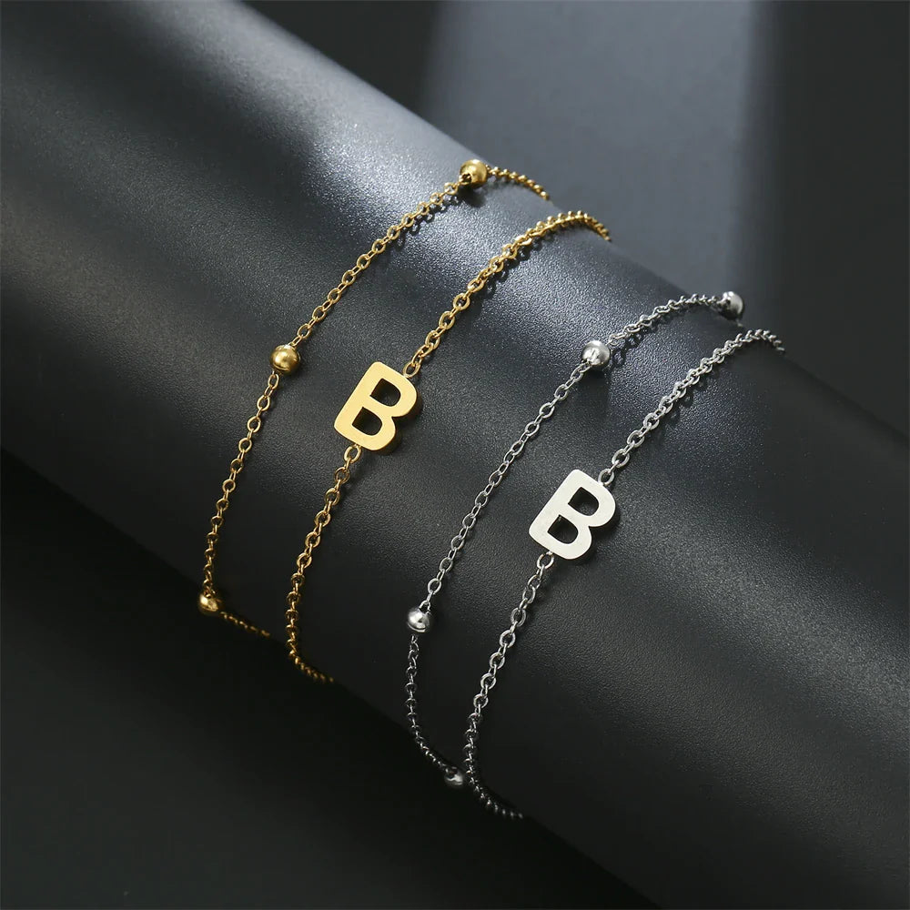 Armband mit doppelter Initiale in Gold und Silber  b