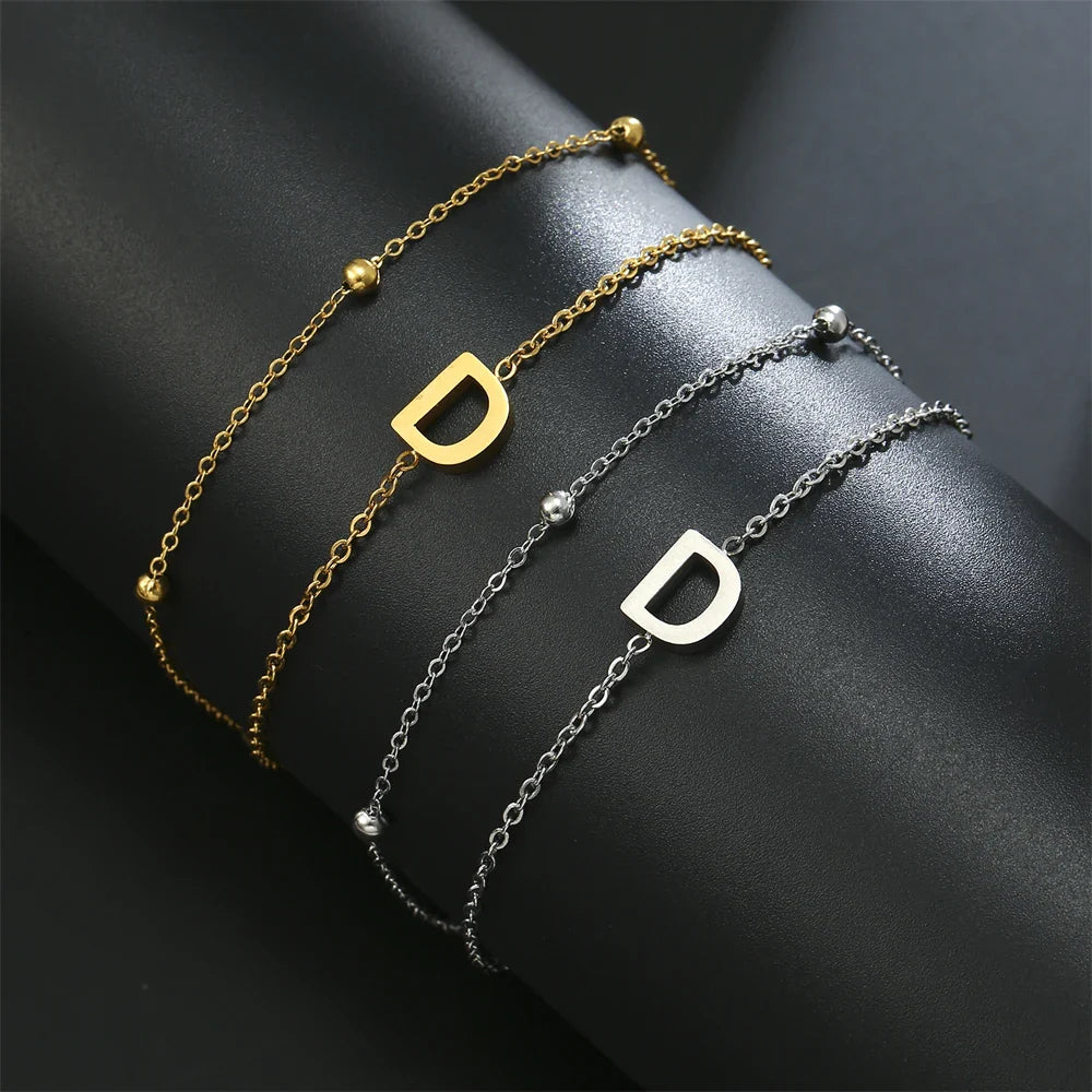 Armband mit doppelter Initiale in Gold und Silber  d