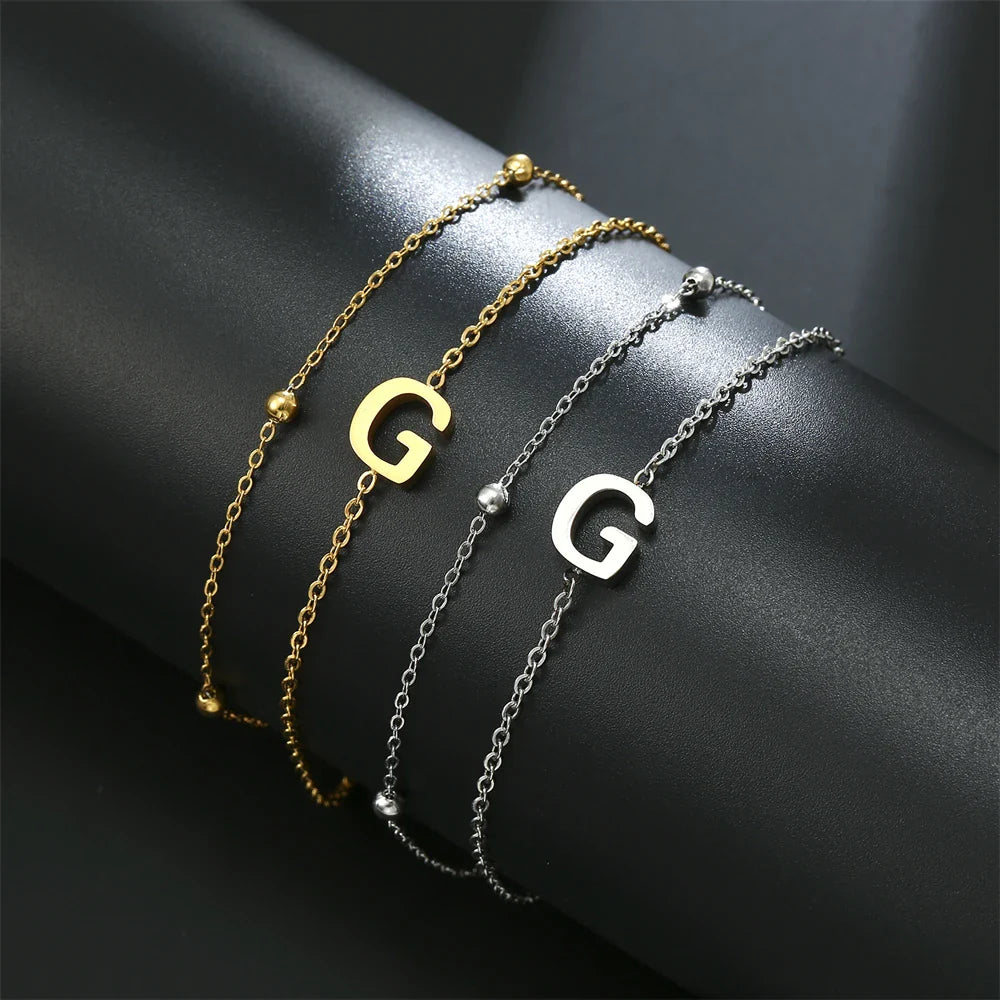 Armband mit doppelter Initiale in Gold und Silber  g