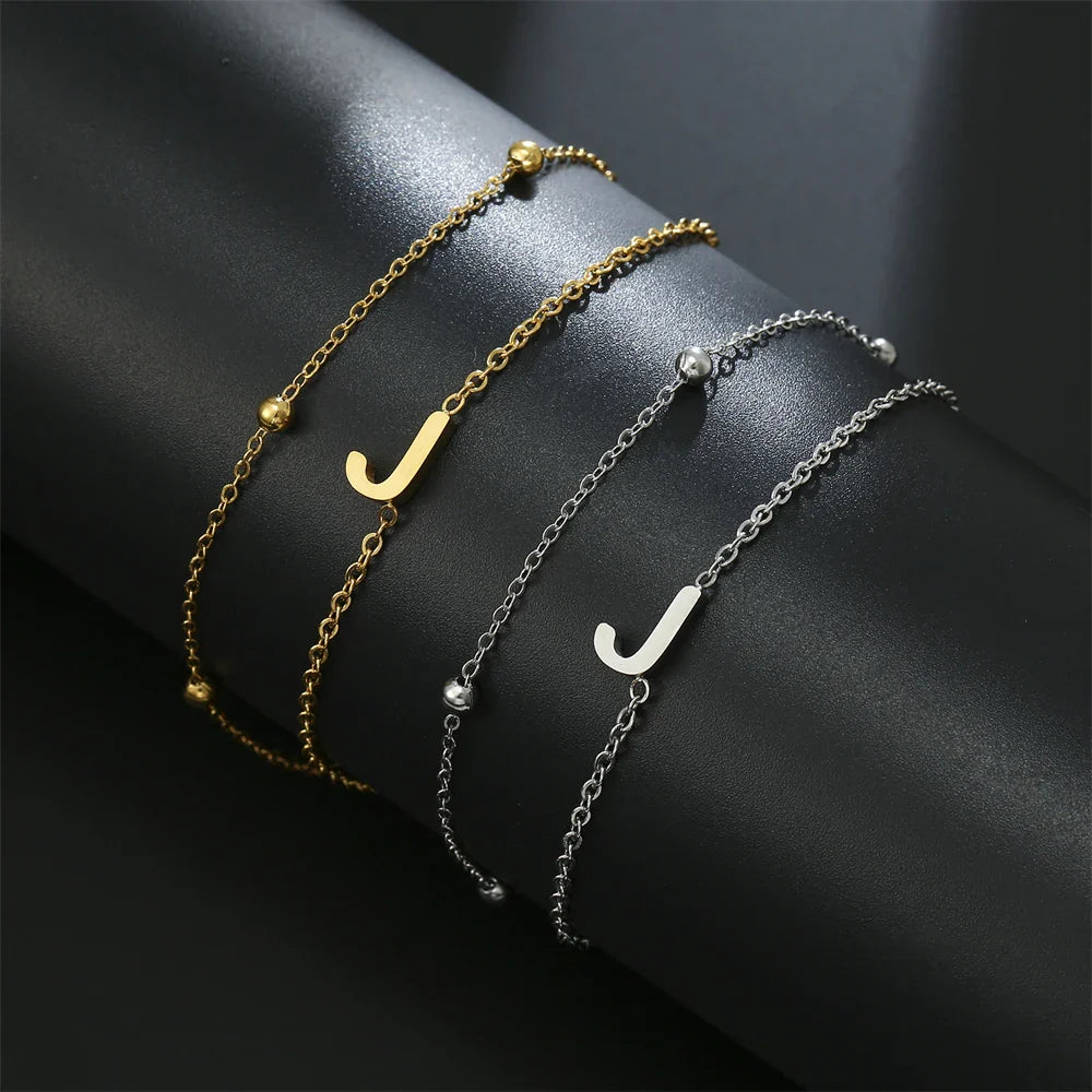 Armband mit doppelter Initiale in Gold und Silber  j