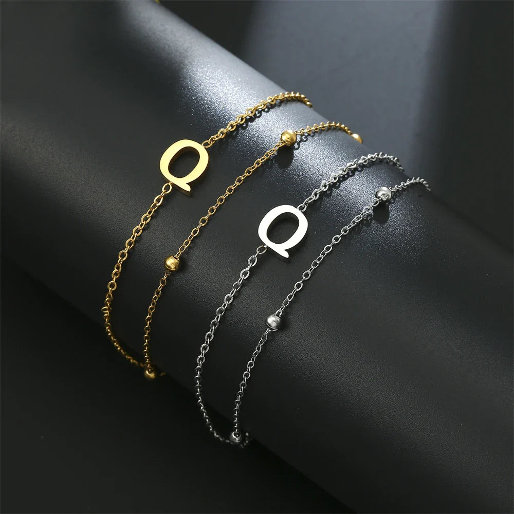 Armband mit doppelter Initiale in Gold und Silber  q