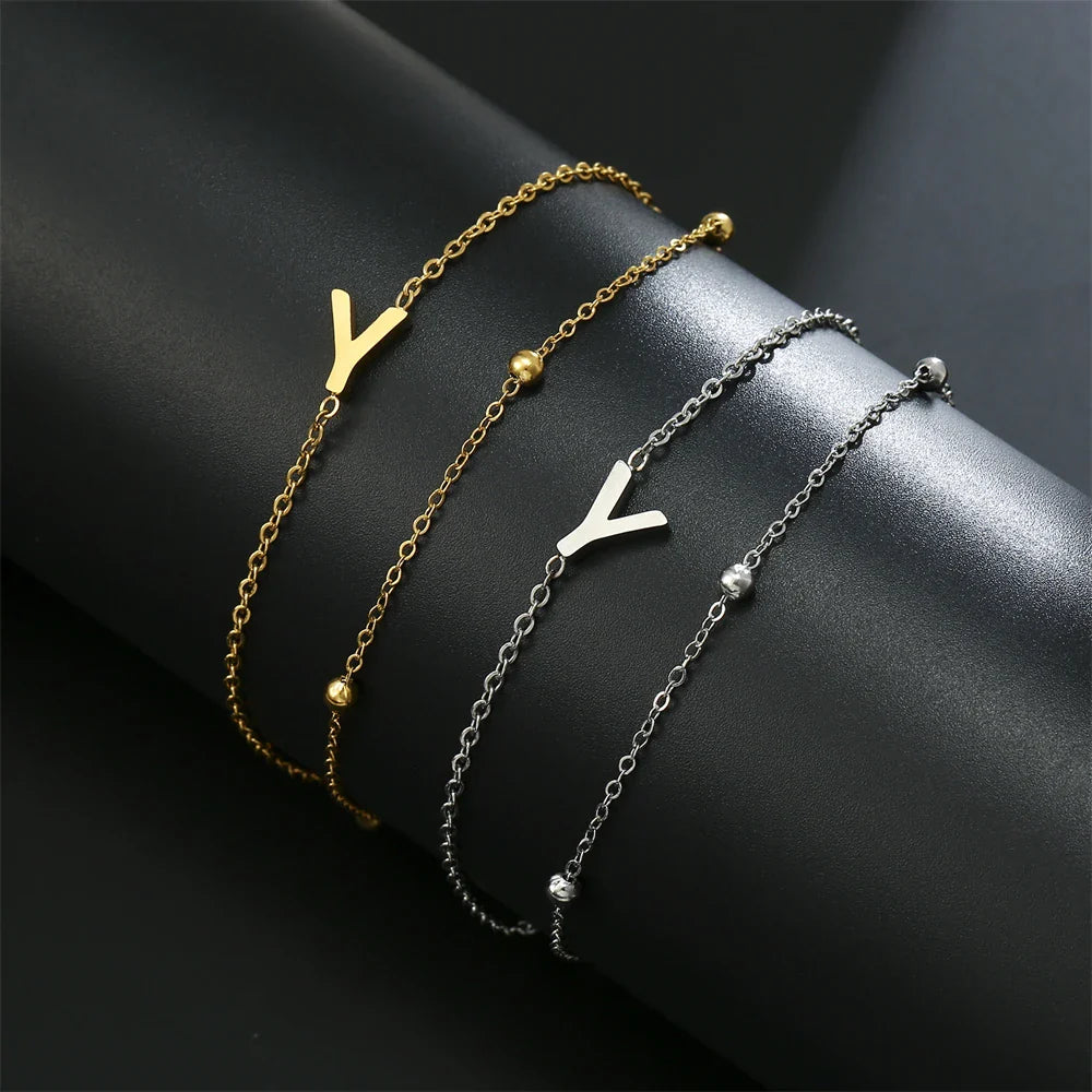 Armband mit doppelter Initiale in Gold und Silber  y