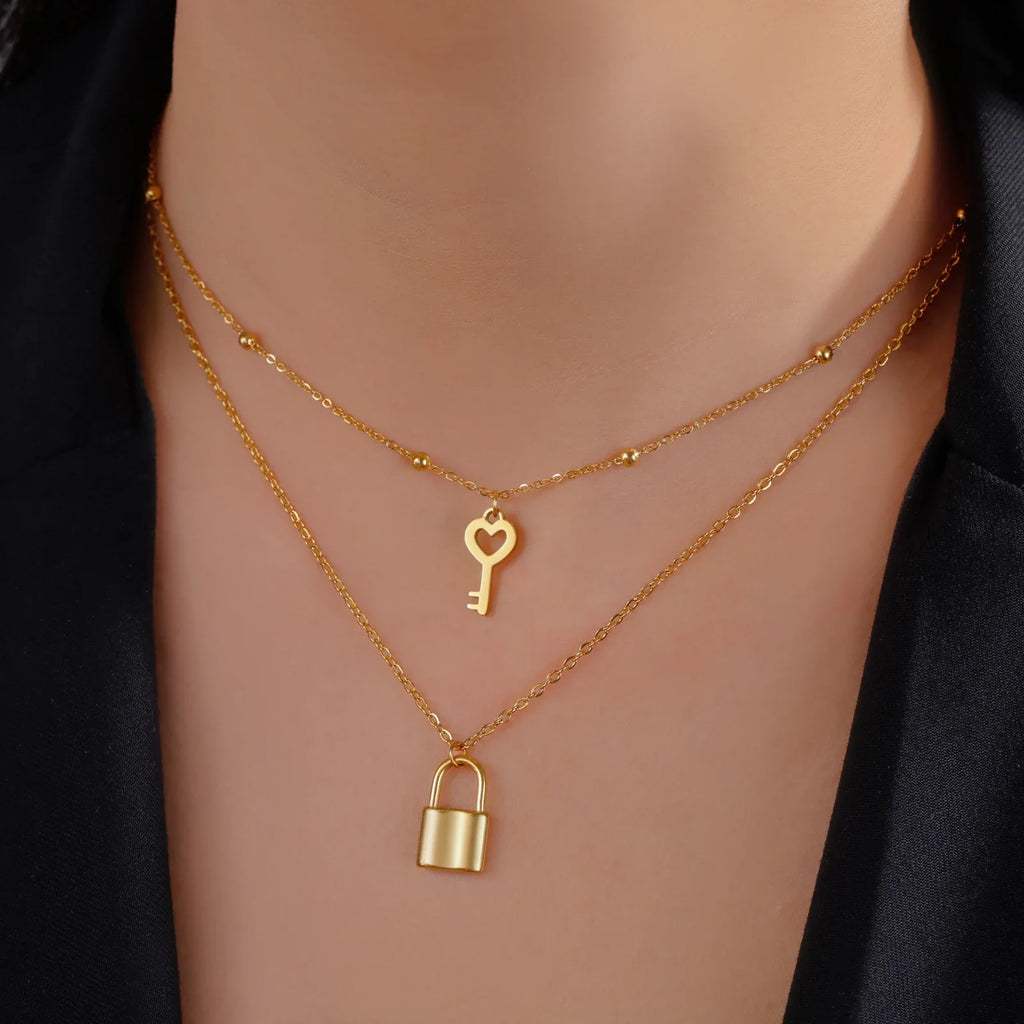 Doppelkette mit Schlüssel- und Vorhängeschloss-Anhänger in Gold
