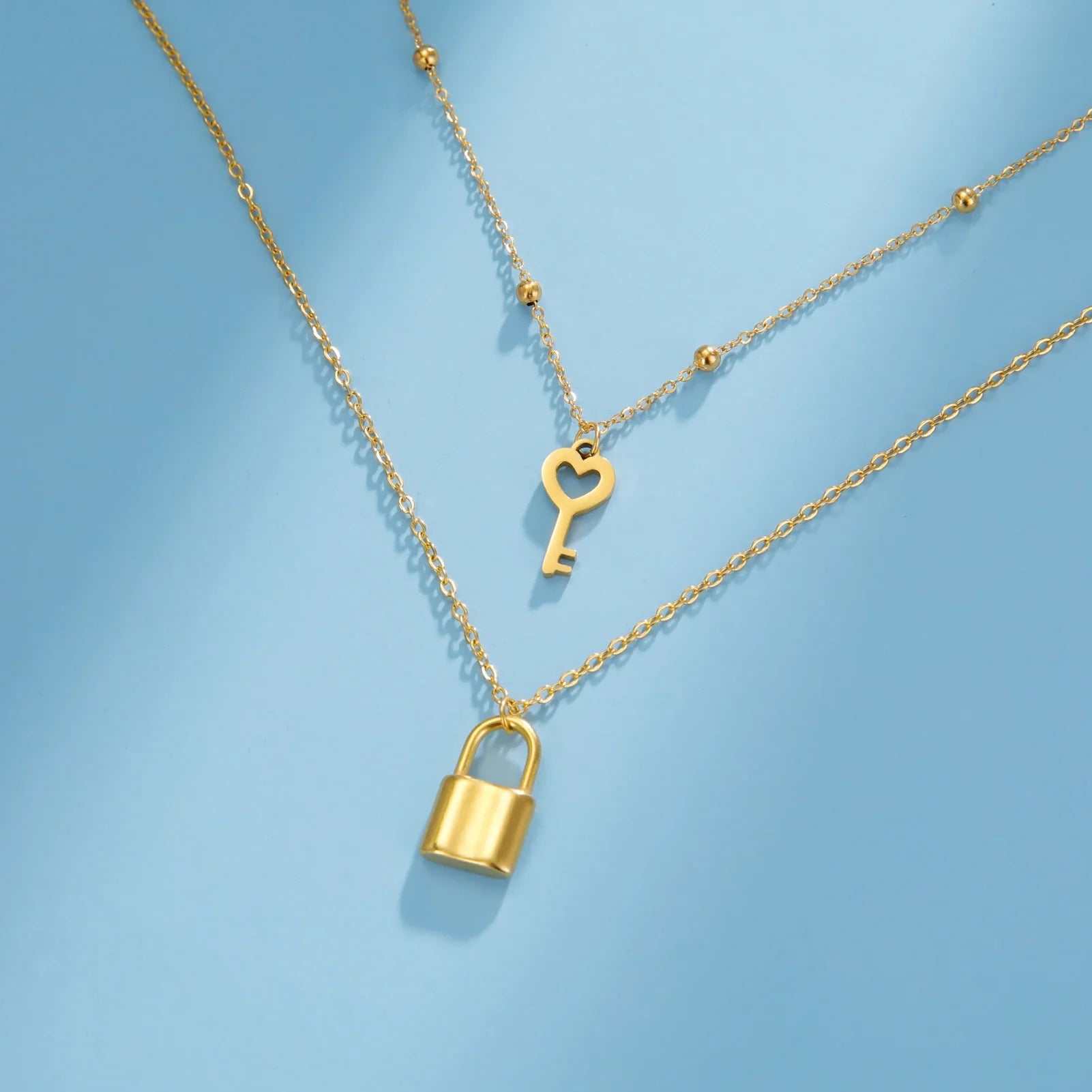 Doppelkette mit Schlüssel- und Vorhängeschloss-Anhänger in Gold