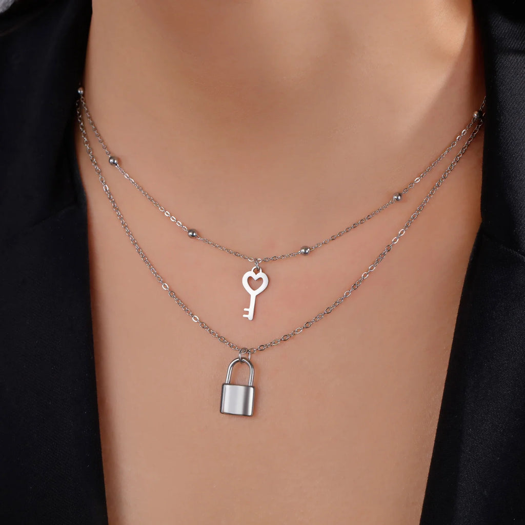Doppelkette mit Schlüssel- und Vorhängeschloss-Anhänger in Silber