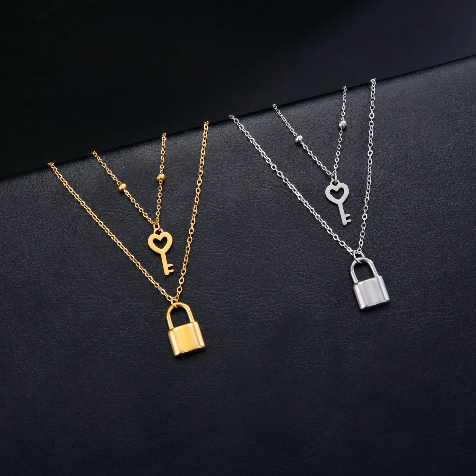 Doppelkette mit Schlüssel- und Vorhängeschloss-Anhänger in Gold