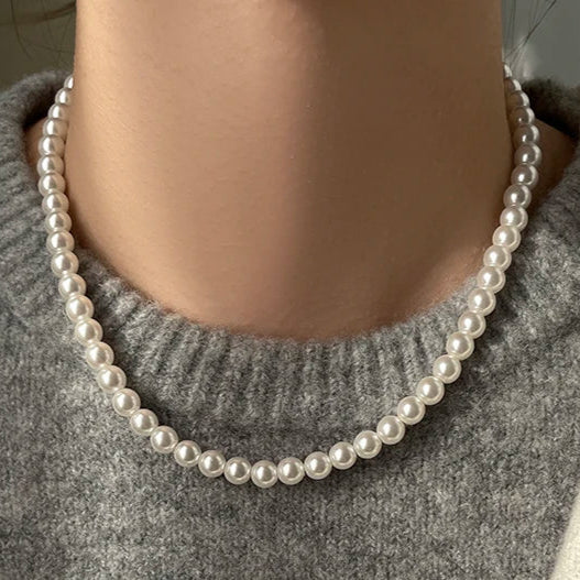 Elegante weiße Perlenhalskette als Choker