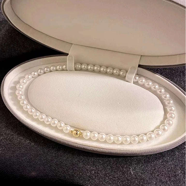 Elegante weiße Perlenhalskette als Choker