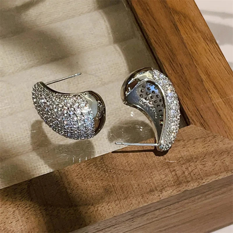 Elegante Ohrstecker mit Wassertropfen in Silber