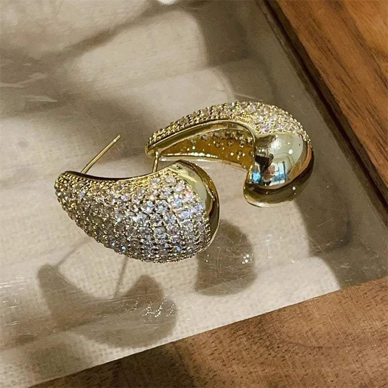 Elegante Ohrstecker mit Wassertropfen in Gold