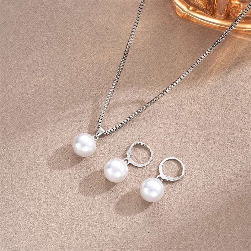 Set Halskette mit Anhänger und hängende Perlenohrringe im zeitgenössischen Stil Silber