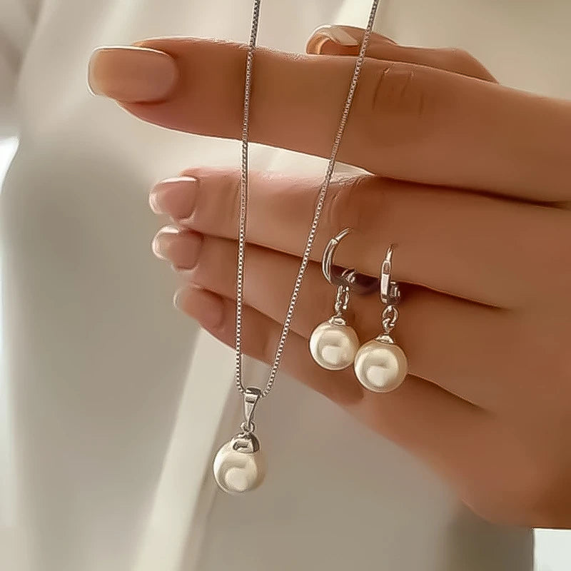 Set Halskette mit Anhänger und hängende Perlenohrringe im zeitgenössischen Stil Silber