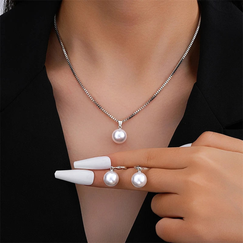 Set Halskette mit Anhänger und hängende Perlenohrringe im zeitgenössischen Stil Silber