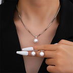 Set Halskette mit Anhänger und hängende Perlenohrringe im zeitgenössischen Stil Silber