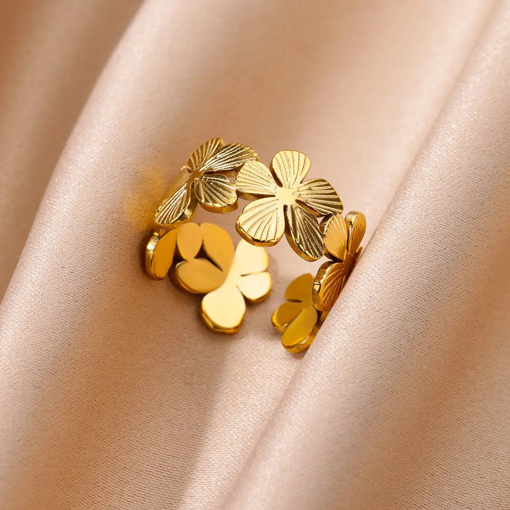 Großer Ring Blumen mit 5 goldenen Blütenblättern