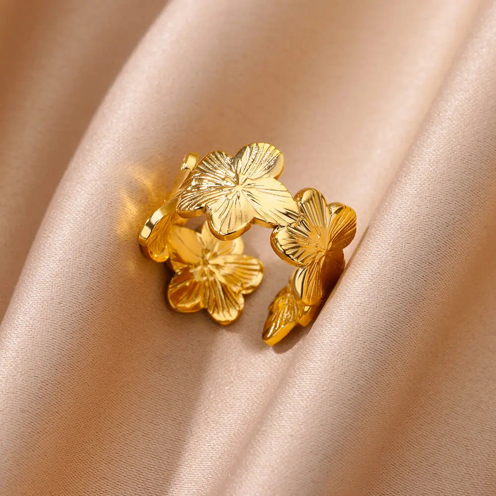 Großer Ring Blumen mit 5 goldenen Blütenblättern